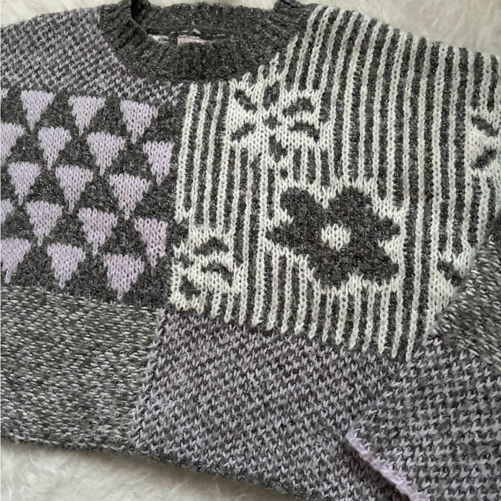 Sincerely Jules Gray, Lavender and White Geometric Cropped Sweater - Picture 2 of 4
